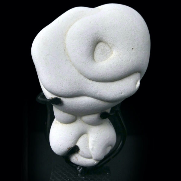 Pierre des Fées Marocaine blanche sur socle métallique noir Fairy Stone (face)