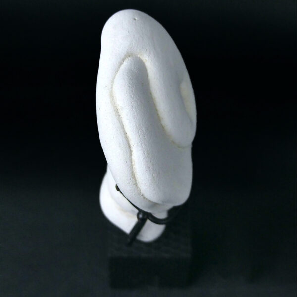 Pierre des Fées Marocaine blanche sur socle métallique noir Fairy Stone (profil)
