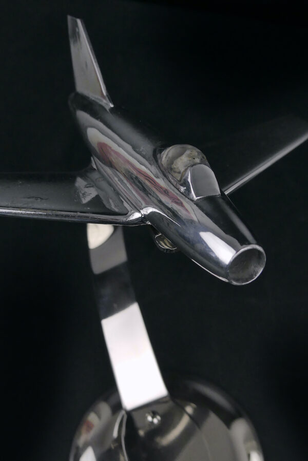 Maquette d’avion de bureau design en métal chromé sur pied Mystère IV (détail)