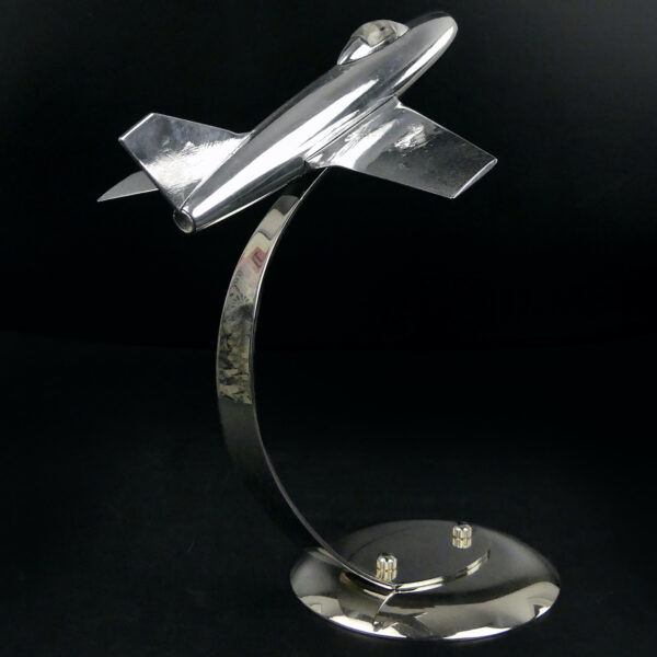 Maquette d’avion de bureau design en métal chromé sur pied Mystère IV (3/4 dos)
