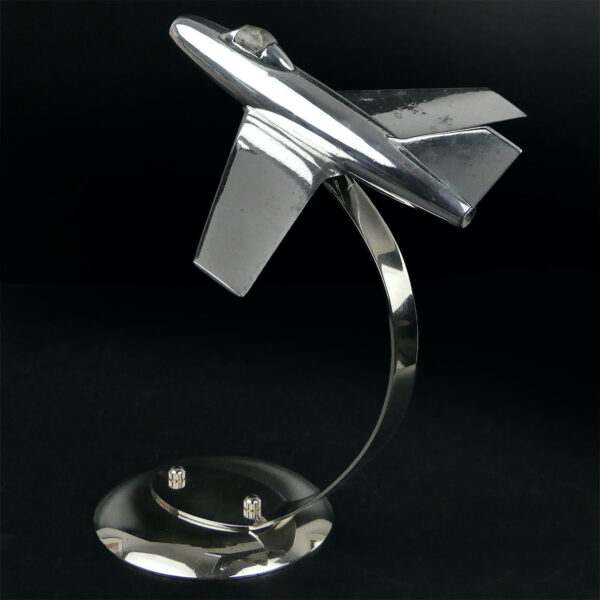 Maquette d’avion de bureau design en métal chromé sur pied Mystère IV (3/4 dos)