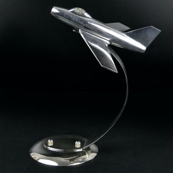 Maquette d’avion de bureau design en métal chromé sur pied Mystère IV (profil)