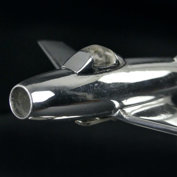 Maquette d’avion de bureau design en métal chromé sur pied Mystère IV (détail)