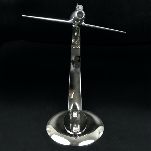 Maquette d’avion de bureau design en métal chromé sur pied Mystère IV (face)