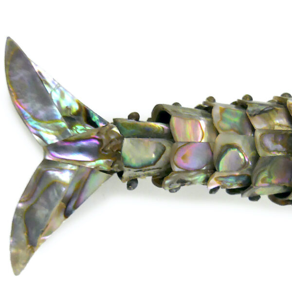 Décapsuleur poisson articulé nacre d’ormeau et argent Mexique Mi-XXe (détail)