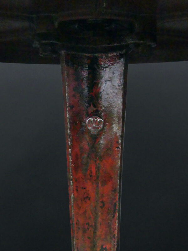 Guéridon Art Déco rouge monogrammé LV Louis Vuitton en fonte et Bakélite 1930 (détail)