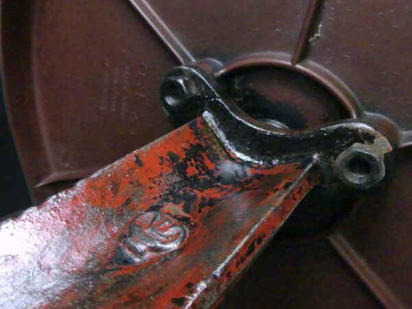 Guéridon Art Déco rouge monogrammé LV Louis Vuitton en fonte et Bakélite 1930 (détail)