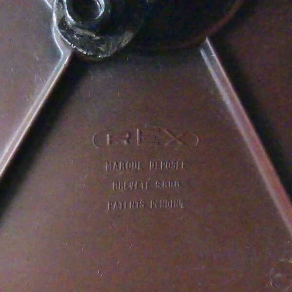 Guéridon Art Déco rouge monogrammé LV Louis Vuitton en fonte et Bakélite 1930 (détail)