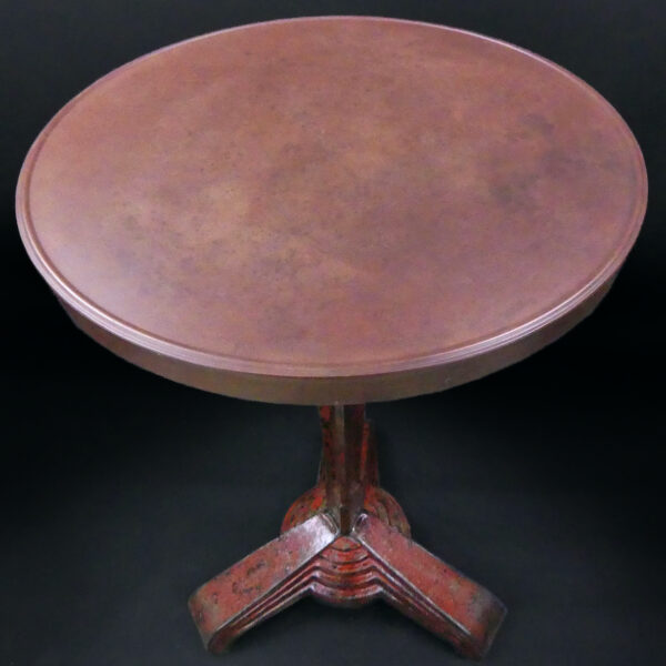 Guéridon Art Déco rouge monogrammé LV Louis Vuitton en fonte et Bakélite 1930 (dessus 3/4)