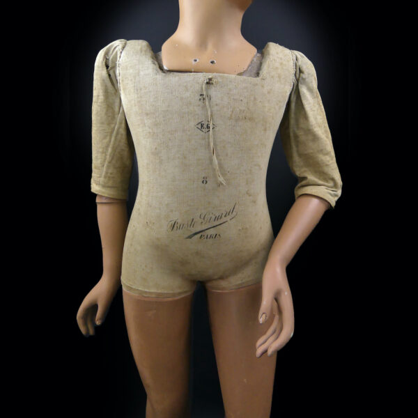 Mannequin de vitrine d’enfant en pied Girard Paris Grands magasins Début XXe (détail)