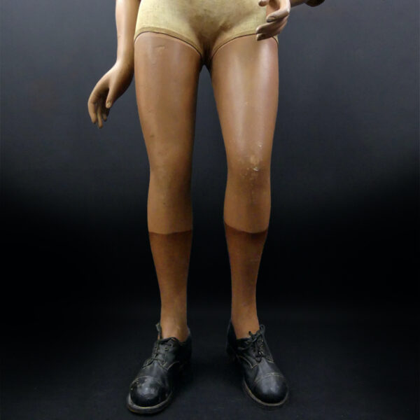 Mannequin de vitrine d’enfant en pied Girard Paris Grands magasins Début XXe (détail)