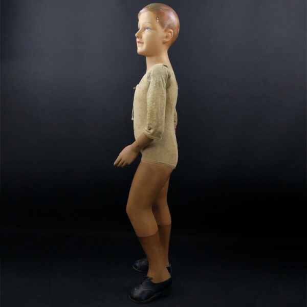 Mannequin de vitrine d’enfant en pied Girard Paris Grands magasins Début XXe (profil)