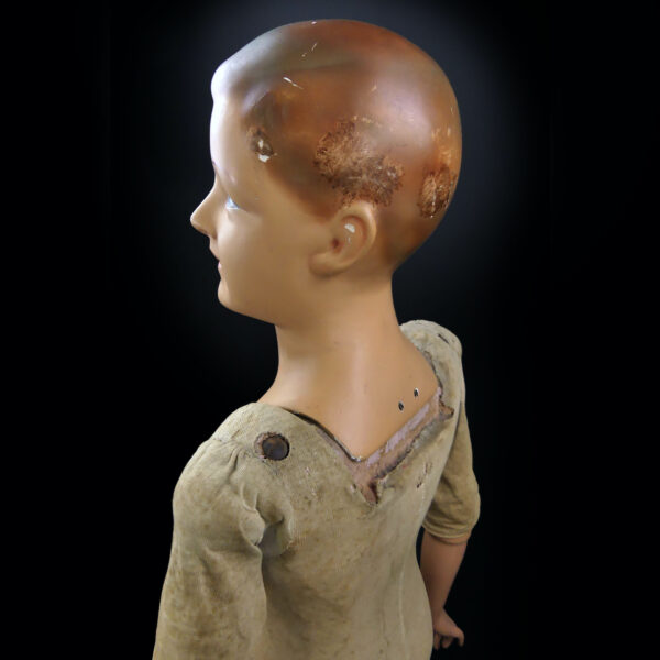Mannequin de vitrine d’enfant en pied Girard Paris Grands magasins Début XXe (détail)