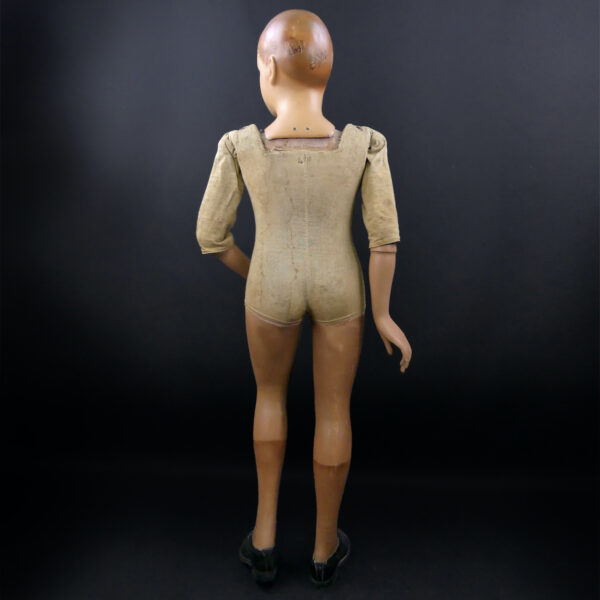 Mannequin de vitrine d’enfant en pied Girard Paris Grands magasins Début XXe (dos)