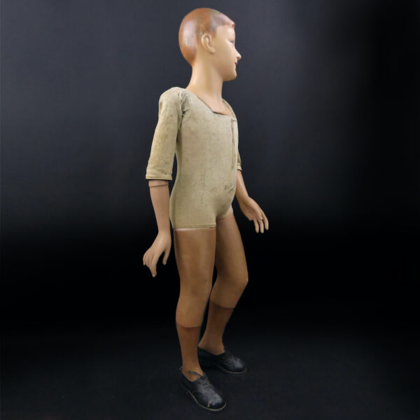 Mannequin de vitrine d’enfant en pied Girard Paris Grands magasins Début XXe (3/4)