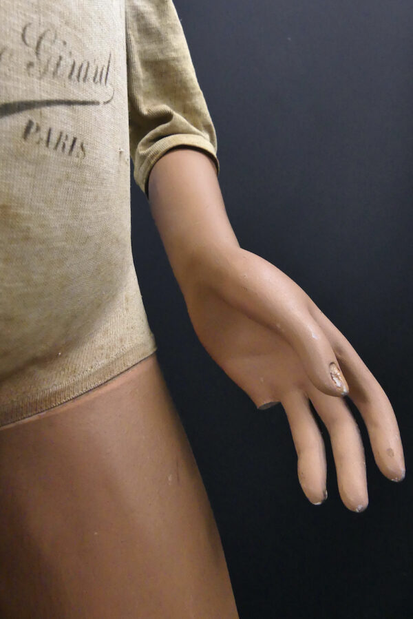 Mannequin de vitrine d’enfant en pied Girard Paris Grands magasins Début XXe (détail)