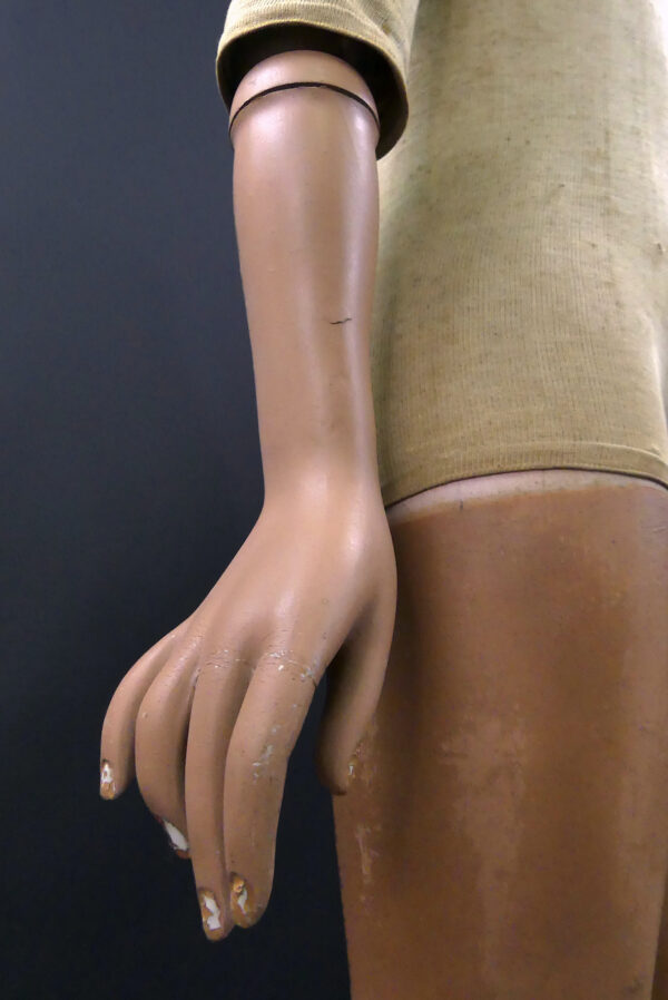 Mannequin de vitrine d’enfant en pied Girard Paris Grands magasins Début XXe (détail)
