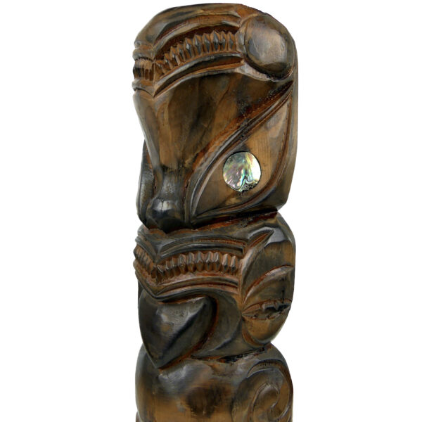 Teko Teko Māori ancien signé Peter Hemice Rotorua bois et ormeaux (détail)