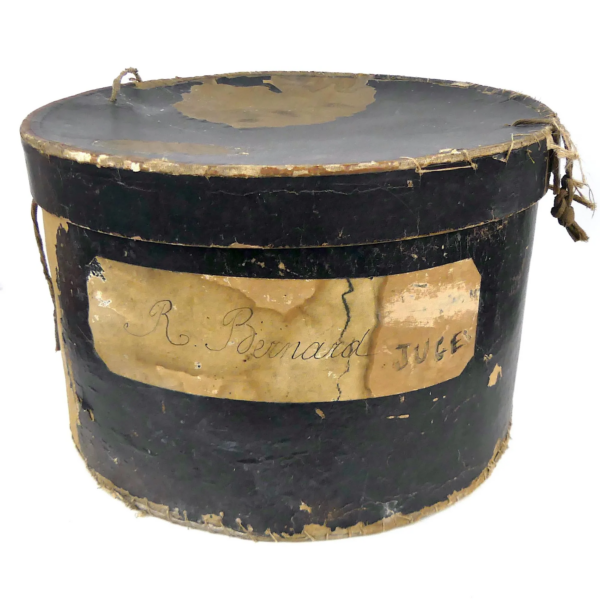 Costume universitaire ancien dans sa boîte d’origine Chapeau fin XIXe (boîte)