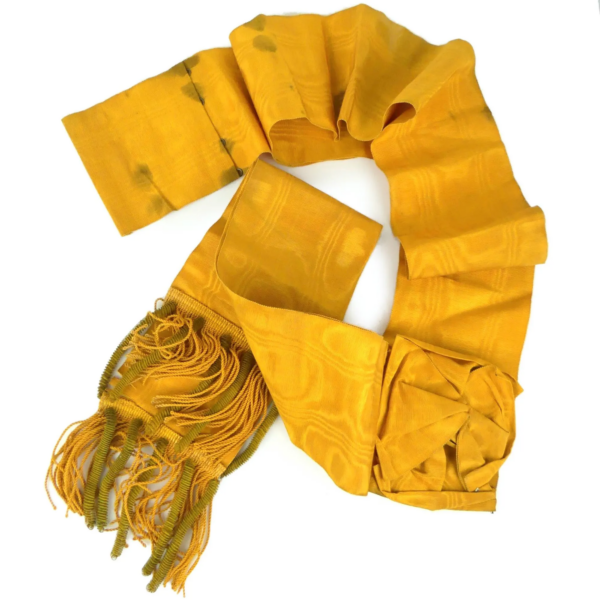 Costume universitaire ancien dans sa boîte d’origine Chapeau fin XIXe (ceinture)