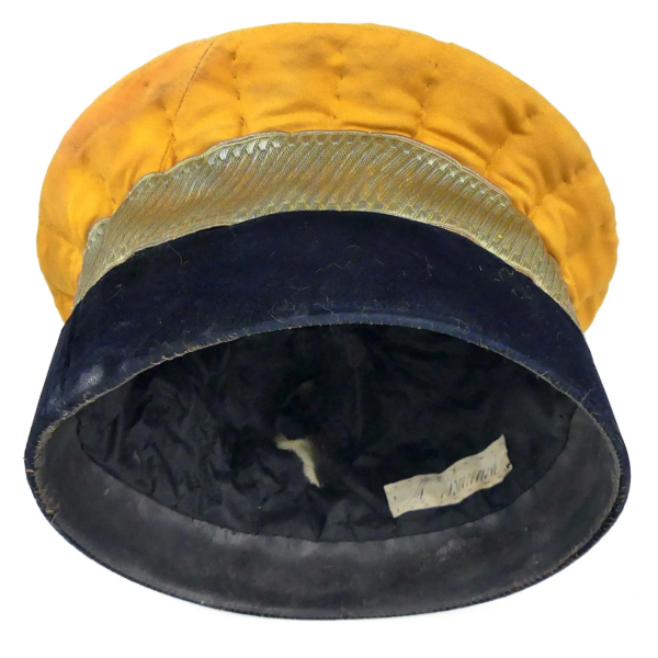 Costume universitaire ancien dans sa boîte d’origine Chapeau fin XIXe (toque)