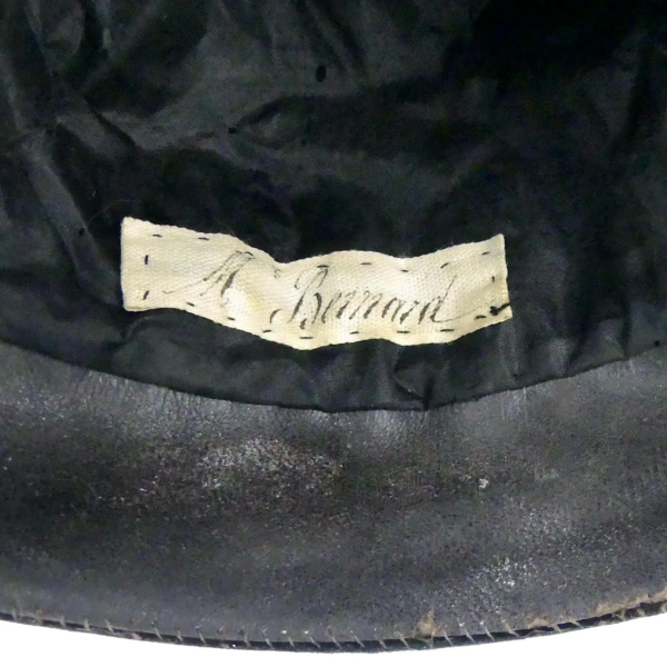 Costume universitaire ancien dans sa boîte d’origine Chapeau fin XIXe (détail)