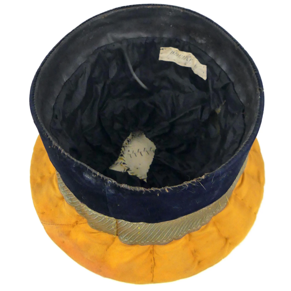 Costume universitaire ancien dans sa boîte d’origine Chapeau fin XIXe (toque)