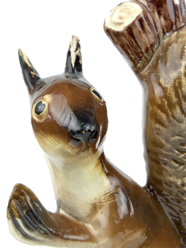 Bouteille écureuil à liqueur Garnier en porcelaine Art populaire France (détail)