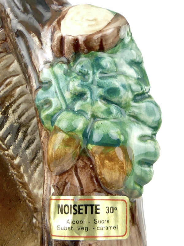 Bouteille écureuil à liqueur Garnier en porcelaine Art populaire France (détail)