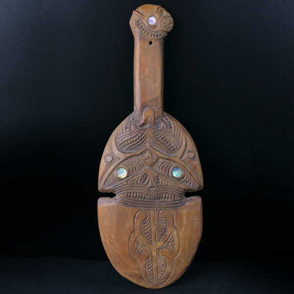 Kotiate māori en bois clair et ormeau Nouvelle-Zélande (face)
