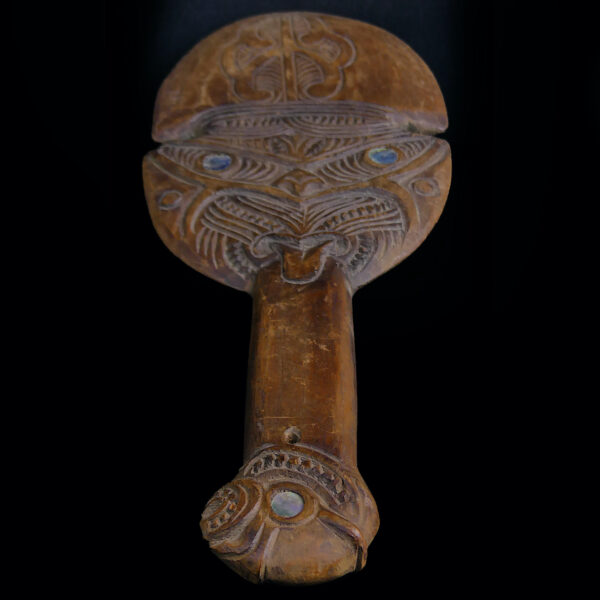 Kotiate māori en bois clair et ormeau Nouvelle-Zélande (dessous 3/4)