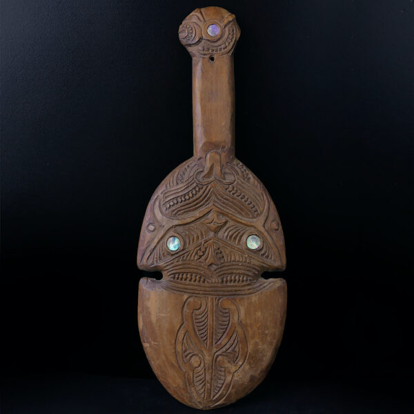 Kotiate māori en bois clair et ormeau Nouvelle-Zélande (face)
