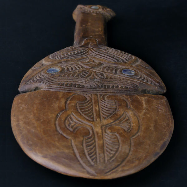 Kotiate māori en bois clair et ormeau Nouvelle-Zélande (dessus 3/4)
