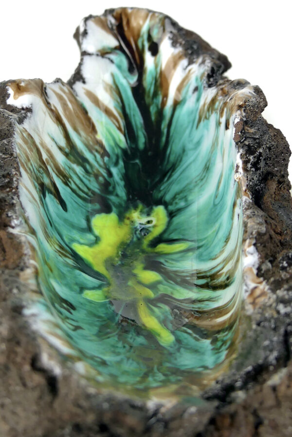 Coupe décorative brutaliste en roche volcanique émaillée Artisanat français (détail)