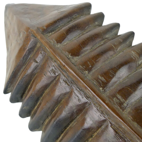 Fa'alaufa'i samoan en bois dense sculpté à patine brune Îles Samoa (détail)