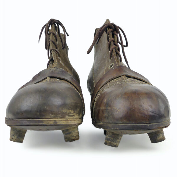 Ensemble de football vintage ballon Tiento chaussures à crampons 1930 (face)