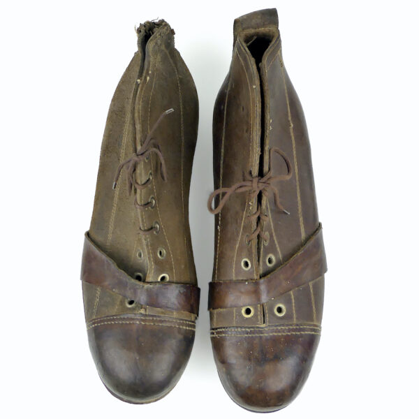 Ensemble de football vintage ballon Tiento chaussures à crampons 1930 (dessus)