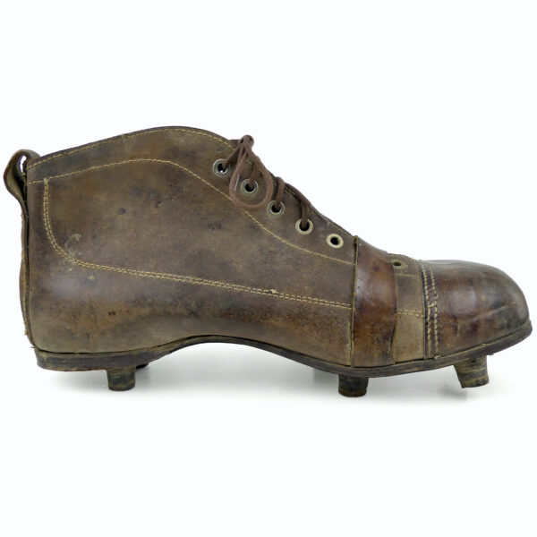 Ensemble de football vintage ballon Tiento chaussures à crampons 1930 (profil)