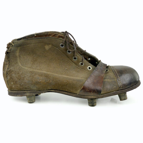 Ensemble de football vintage ballon Tiento chaussures à crampons 1930 (profil)
