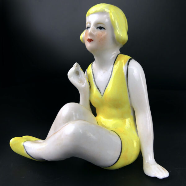 Petite baigneuse jaune en porcelaine assise en maillot Belle époque (3/4)