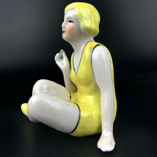 Petite baigneuse jaune en porcelaine assise en maillot Belle époque (3/4)