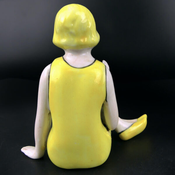 Petite baigneuse jaune en porcelaine assise en maillot Belle époque (dos)