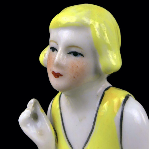 Petite baigneuse jaune en porcelaine assise en maillot Belle époque (détail)