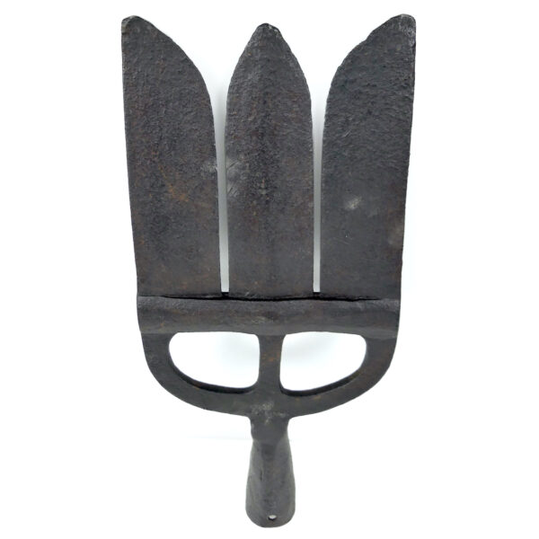 Foënne outil de pêche artisanal en fer forgé Outil ancien XIXe (face)