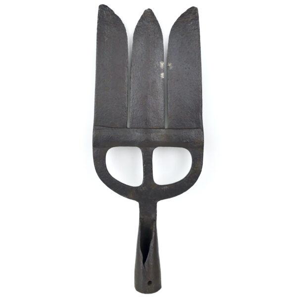 Foënne outil de pêche artisanal en fer forgé Outil ancien XIXe (face)