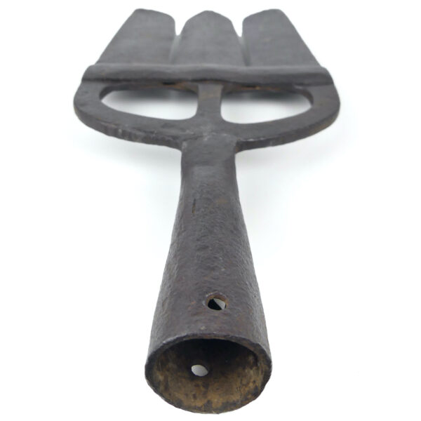 Foënne outil de pêche artisanal en fer forgé Outil ancien XIXe (dessous)