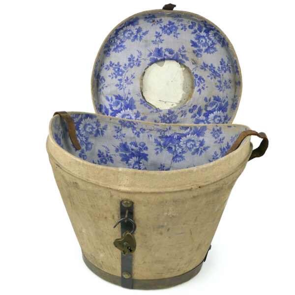 Boîte à chapeau rigide de voyage XIXe Bagage ancien de collection (3/4 ouverte)