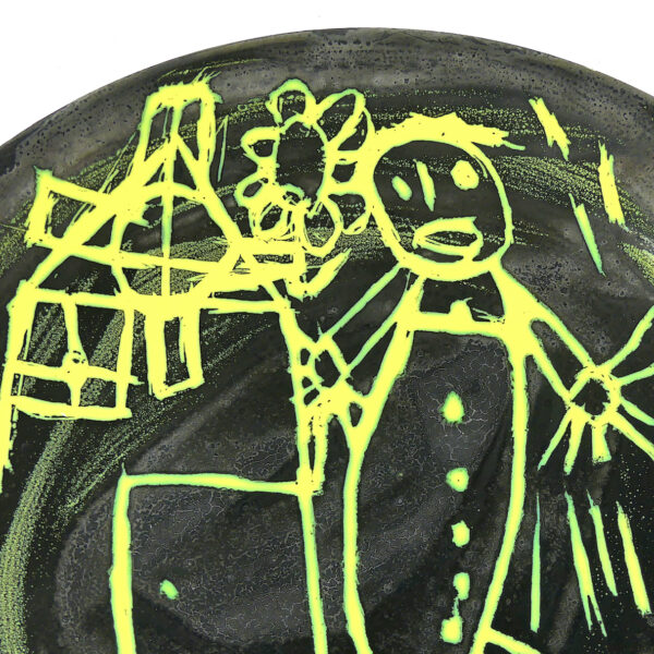 Petite assiette noire et jaune signée Joël peinte à la main Art enfantin (détail)