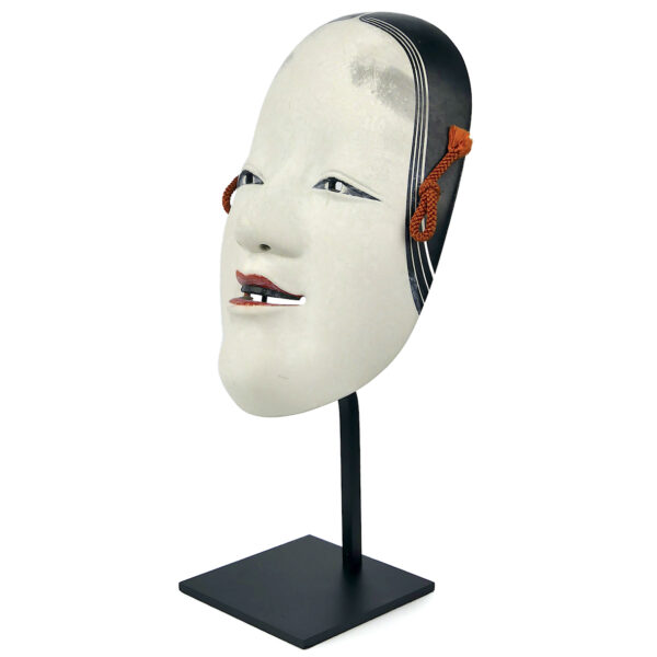 Masque waka-onna signé en plâtre peint sur socle métallique noir (3/4)