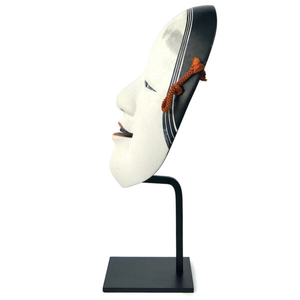 Masque waka-onna signé en plâtre peint sur socle métallique noir (profil)